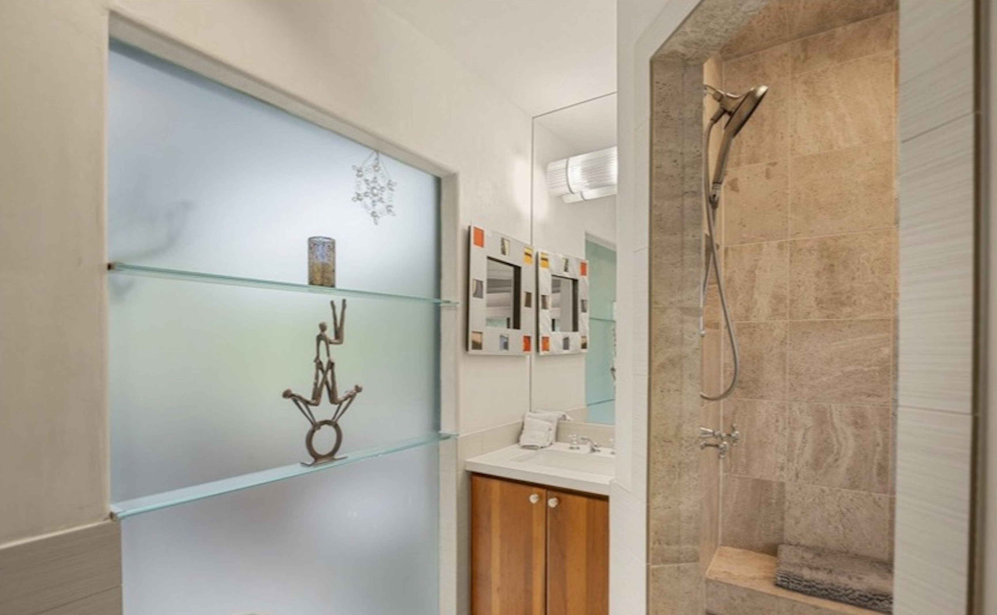 4/4 Aspen mountain side apartment with ski-in