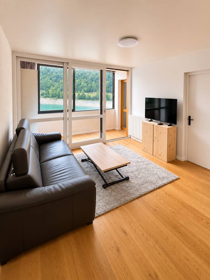 Charming 1-bedroom apartment with mountain alcove and lake view
