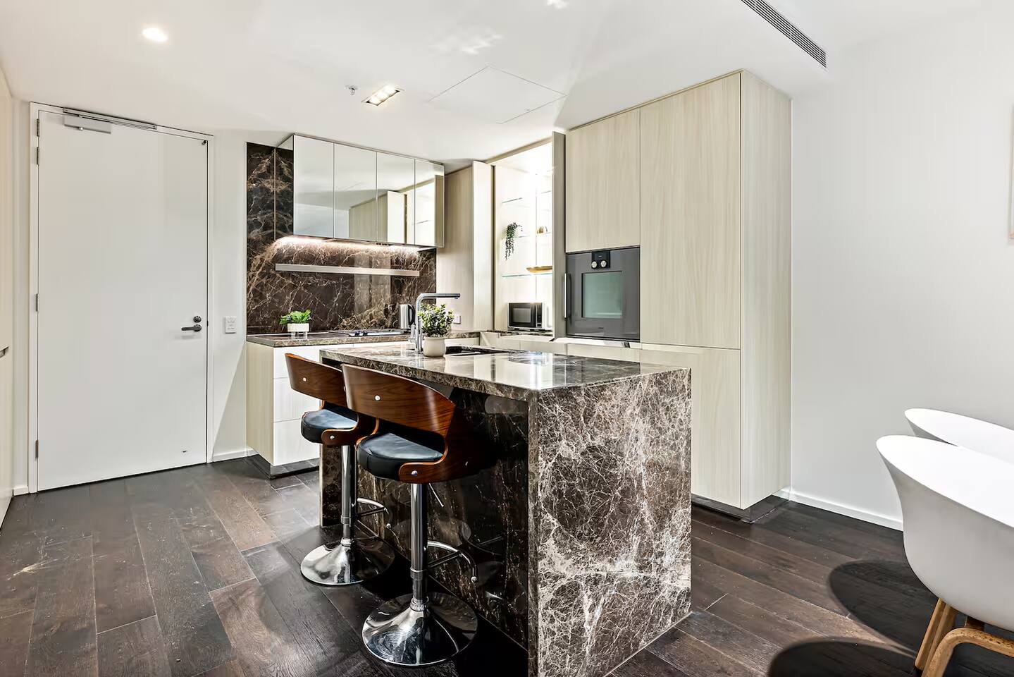 Albert Park 2BR Stay | Ultra Luxe Pool Gym Parking