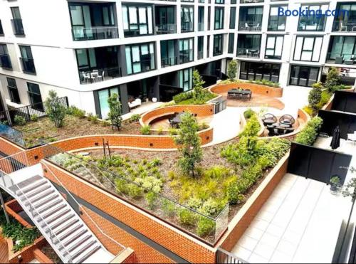 Spacious Luxury 3BR Apartment in West Melbourne with Stunning City Views and Free Parking, Near CBD