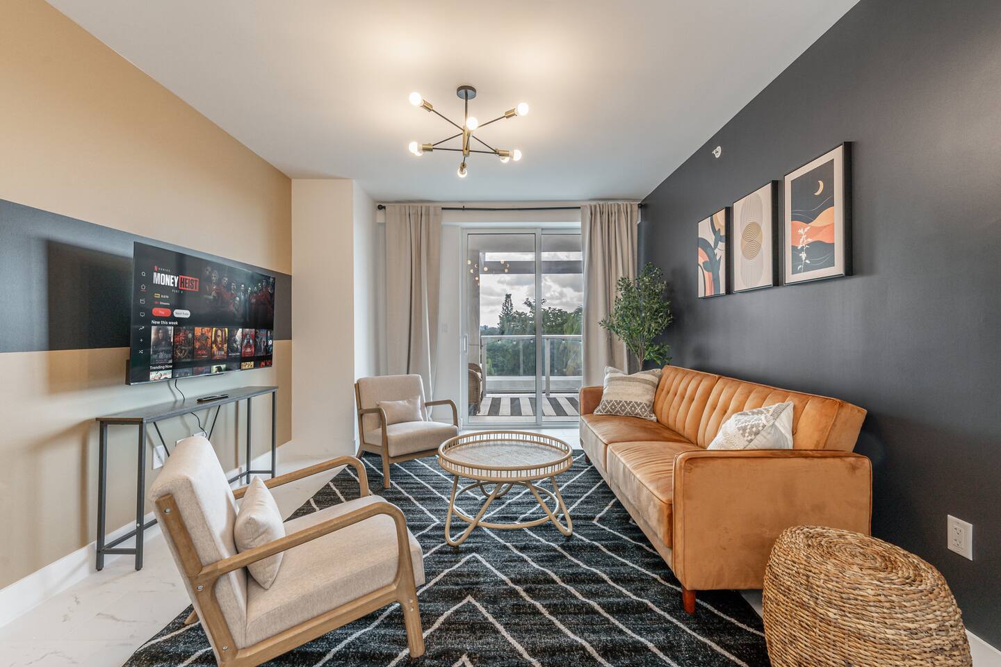 Luxury Pool& Rooftop Lounge | Walk To Young Circle