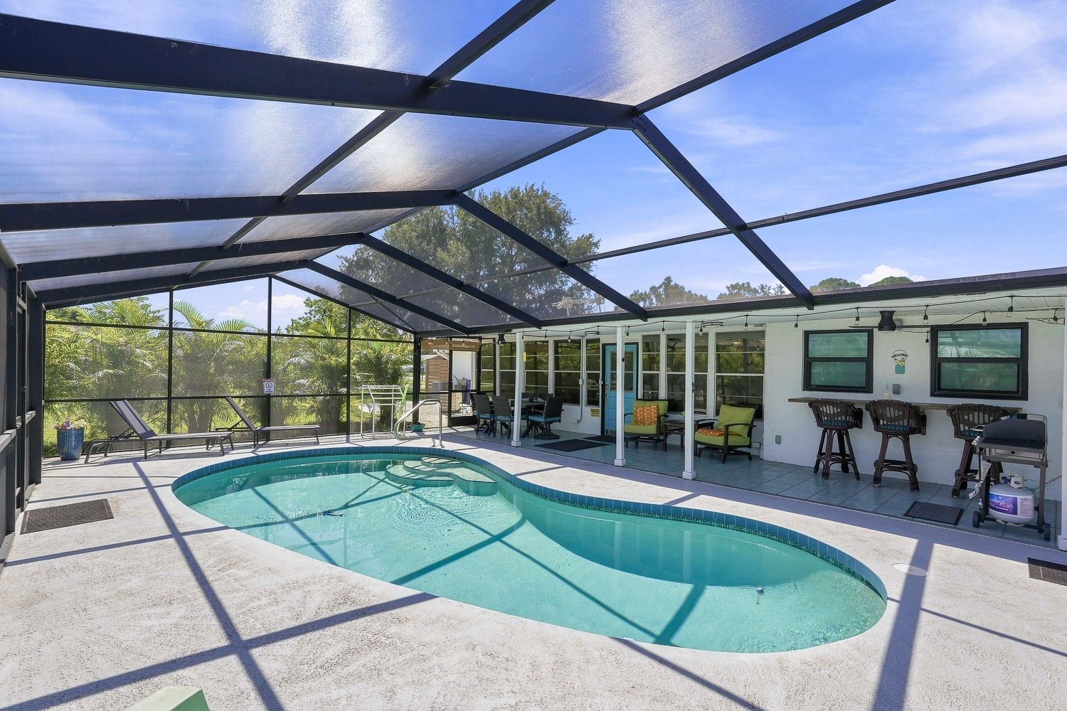Nokomis Sunset Retreat  w/Pool - 8 mins to Beach