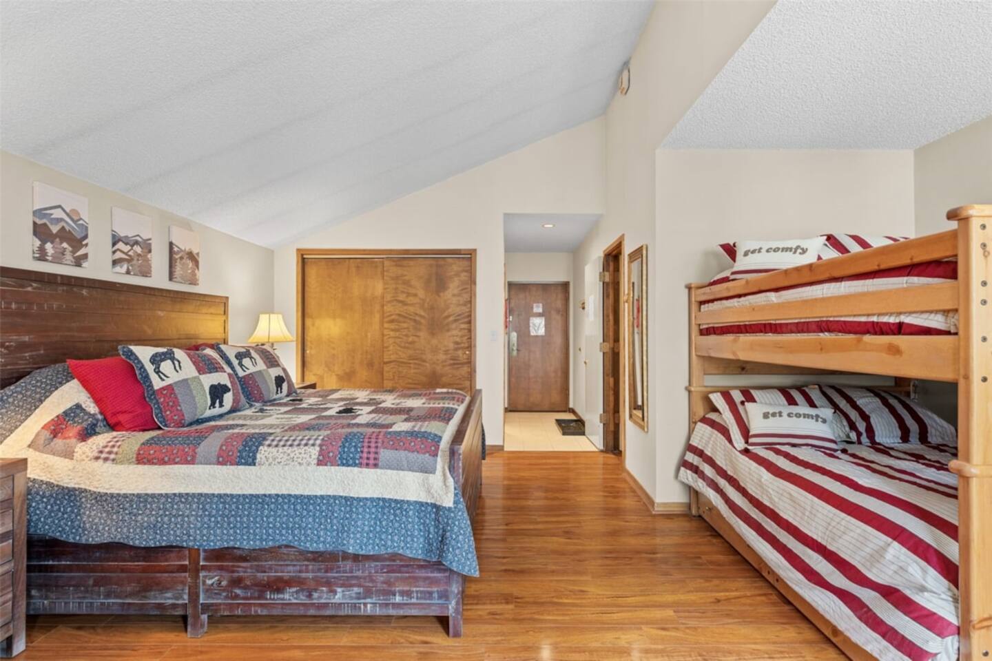 Prime Location & Hot tub. Walk to everything!