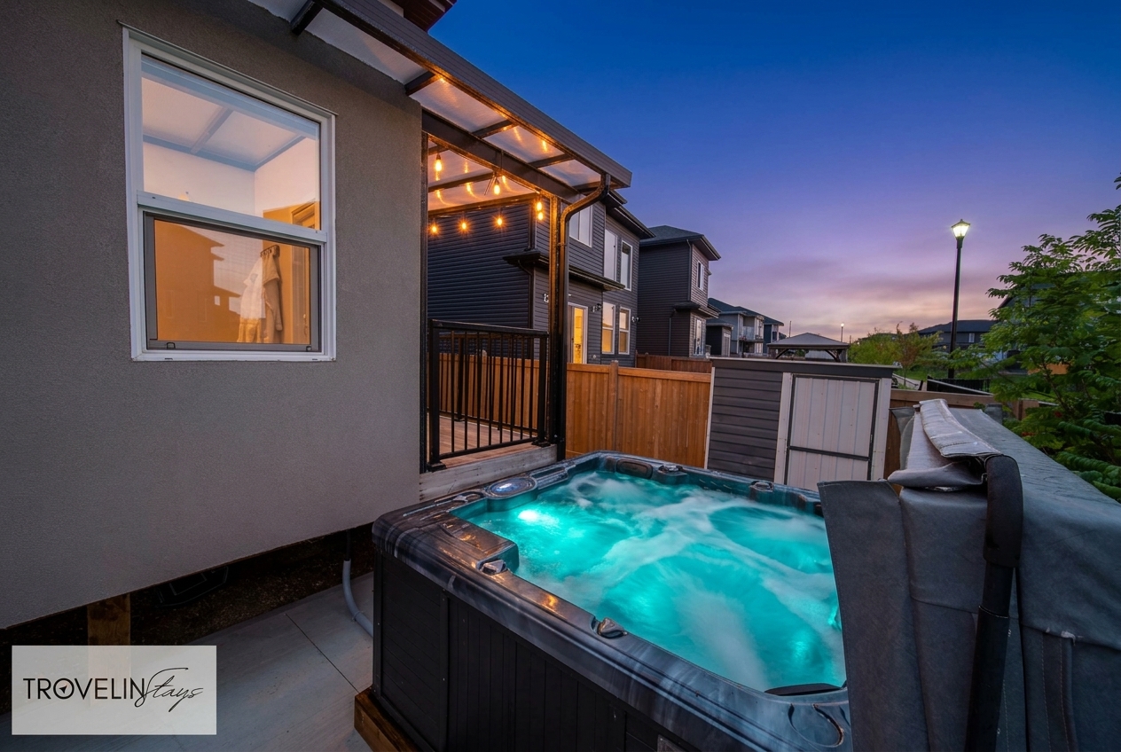 The Solstice Estate: Hot Tub, Bar & 2 King Suites