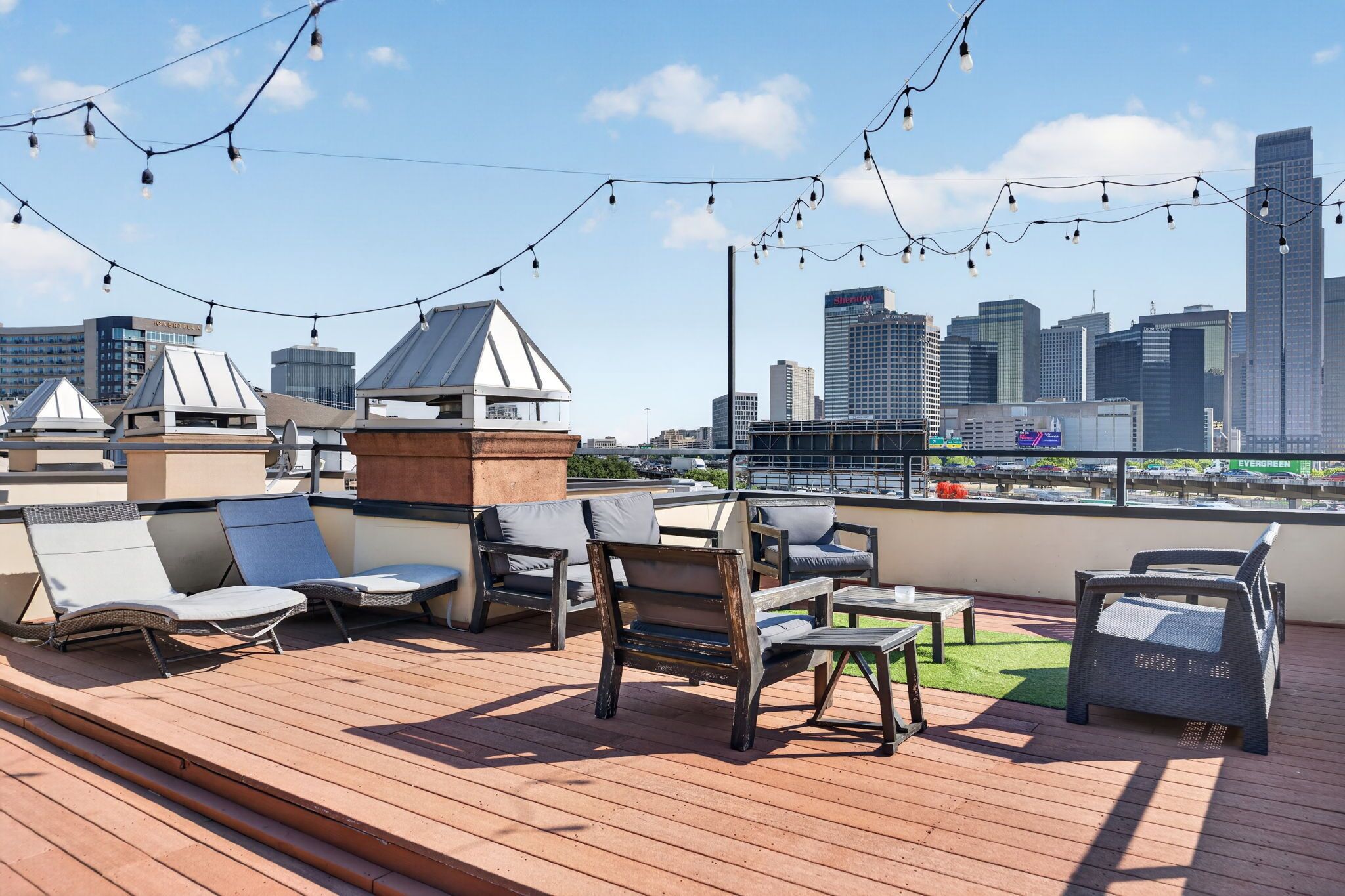Private Rooftop with Dallas Skyline Views, Walk to Deep Ellum