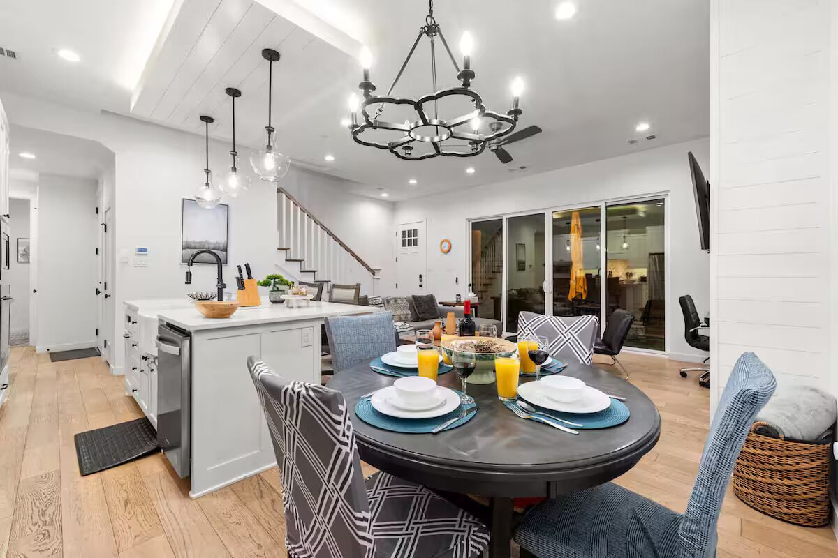 Designer 3BR with Bunk Room, Sleeps 9, Near Deep Ellum