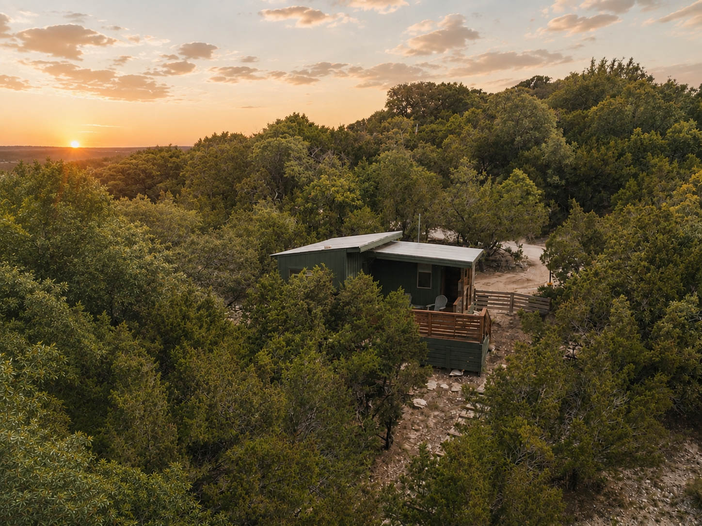 The Getaway · Hot Tub, Fire Pit, 30 min to Waco
