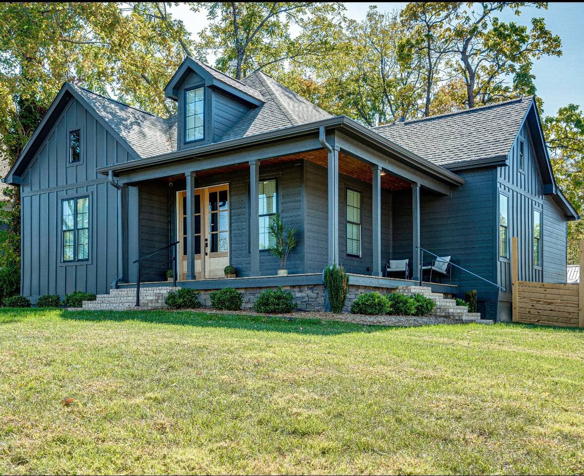 *Main&Broad* 
Elegant 4 bedroom Downtown w/parking