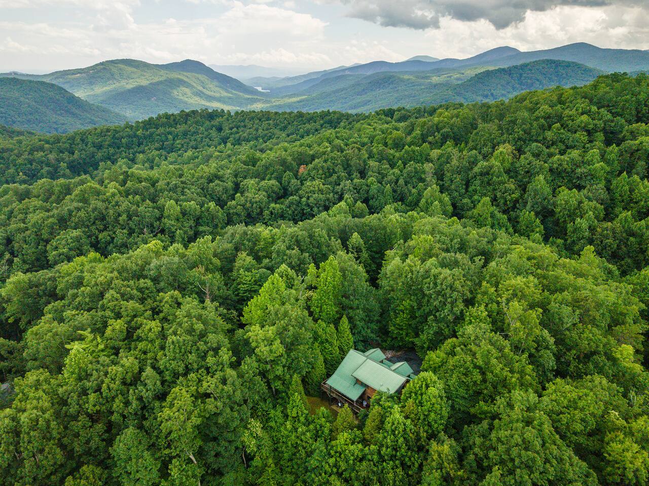 HotTub, Lake, Waterfalls, Mountain Views, King Bed