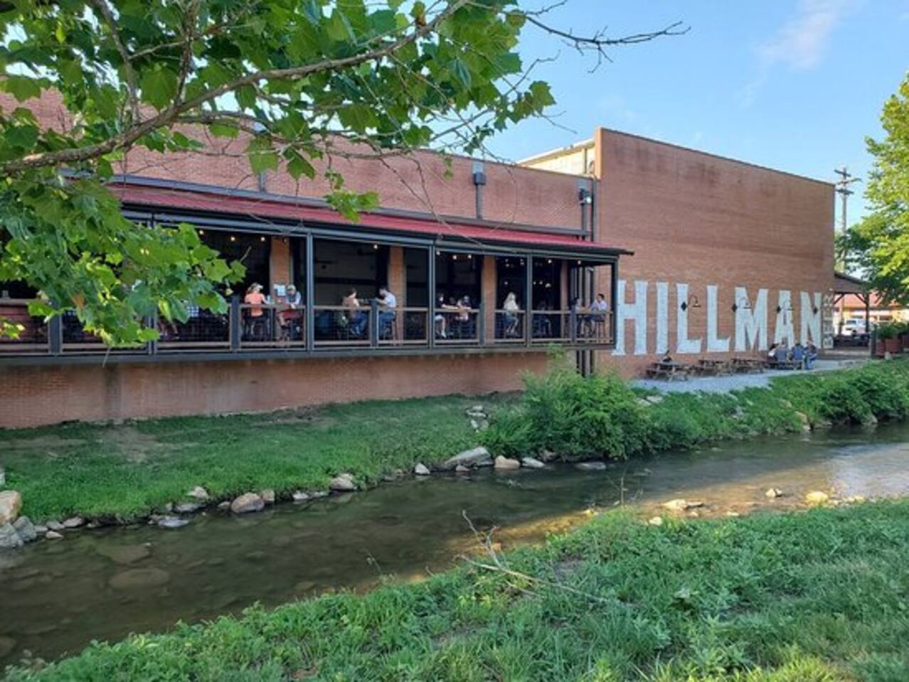 Hillman Beer Old Fort: Great burgers, local beer, and riverside patio views.