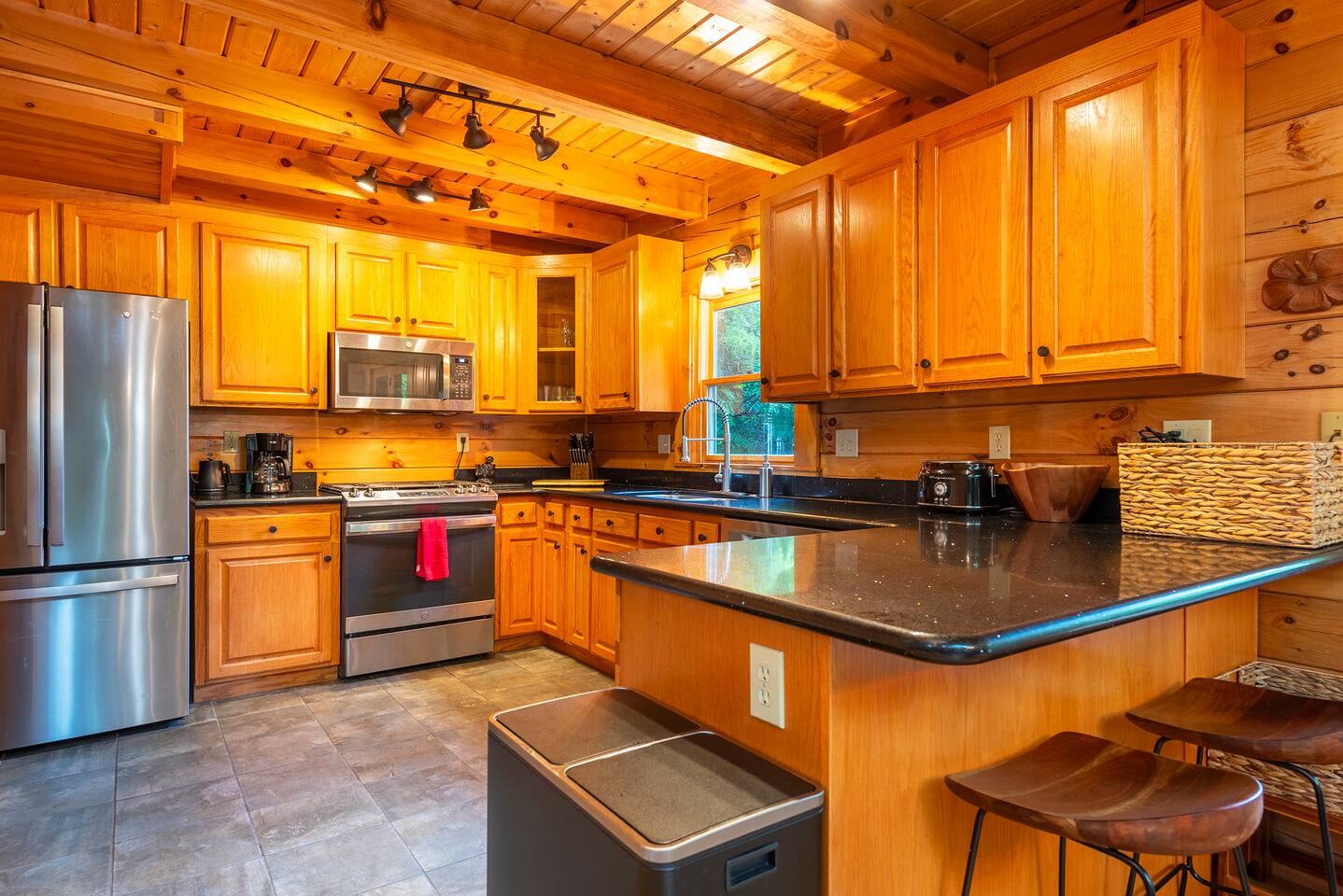 Fully equipped for everything from snacks to elaborate meals. Kitchen bar and stools allow for conversation and company while preparing meals.
