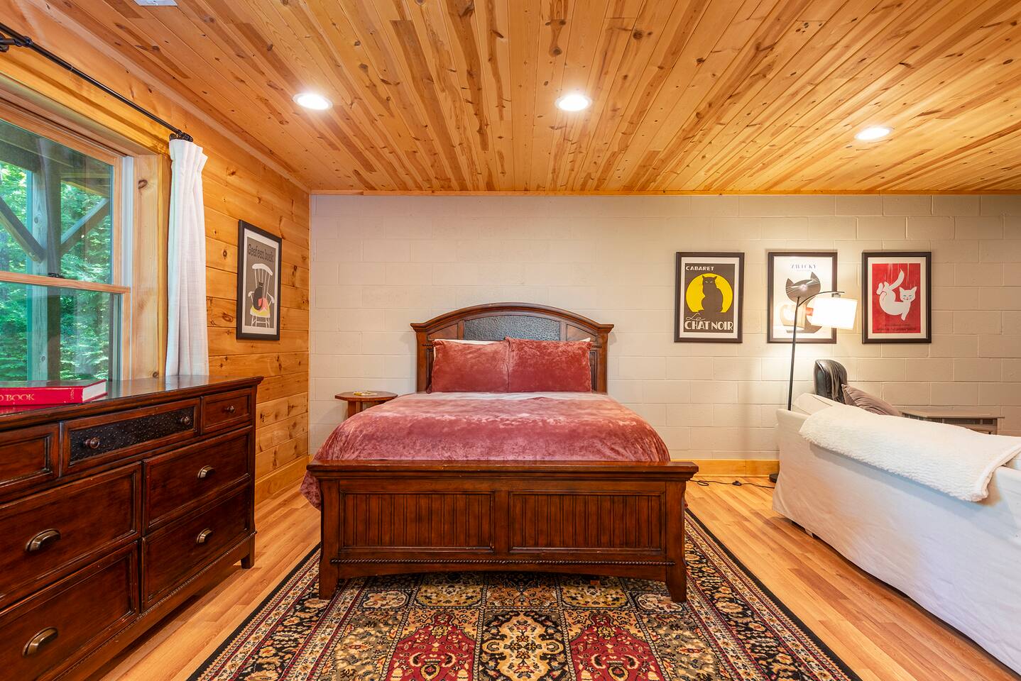 850 sq. ft. of open space,  locking doors to above for privacy