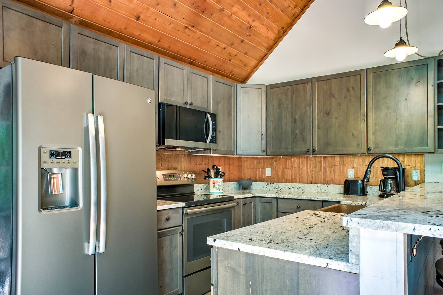 Well equipped kitchen for preparing everything for snack to gourmet meals.