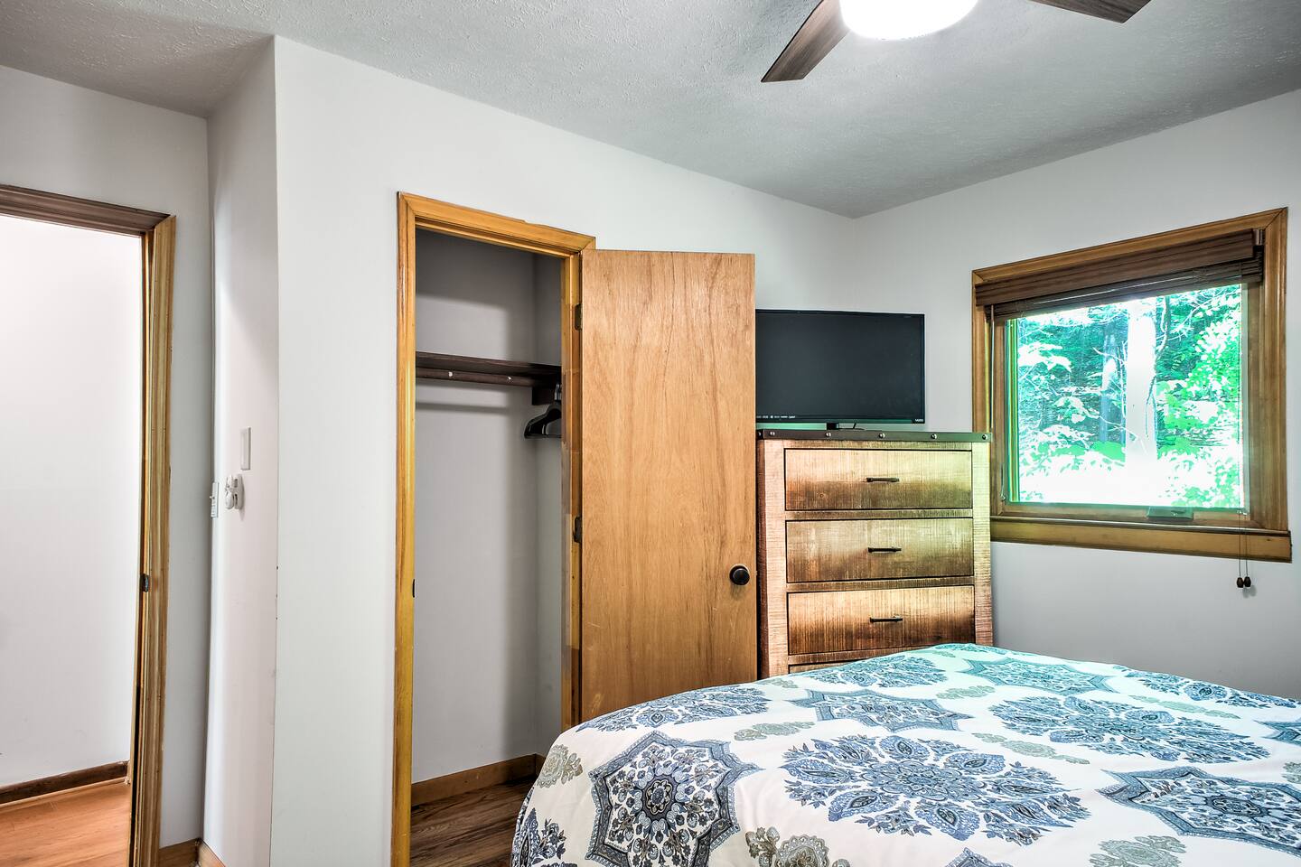 Plenty of storage and room darkening blinds