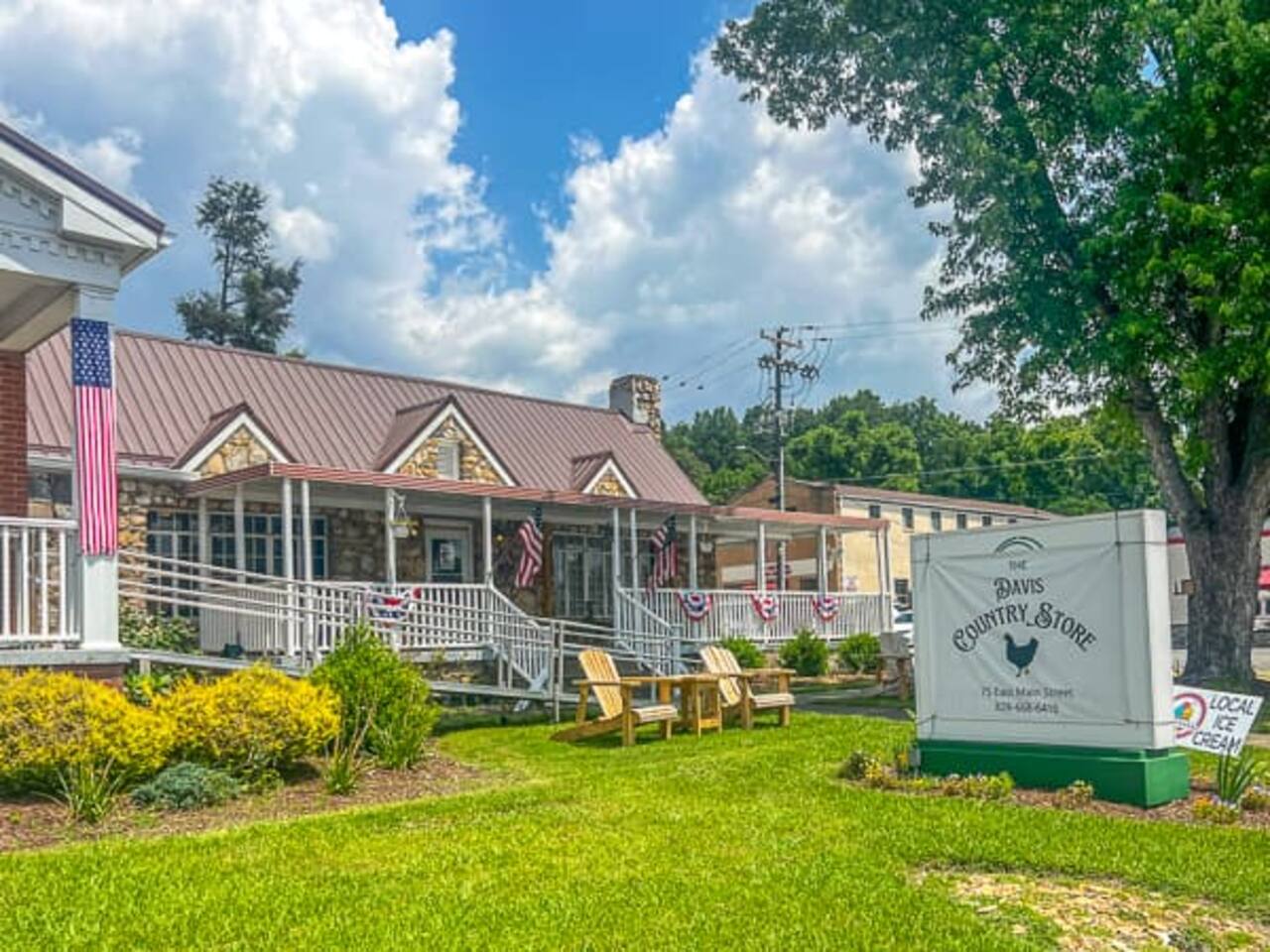 Davis Country Store & Cafe offers southern classics like sausage biscuits with gravy, deli-style fare like Reuben sandwiches, as well as plant-based options like the Vegan Big House sandwich. They have coffee, smoothies & regular & vegan ice cream.