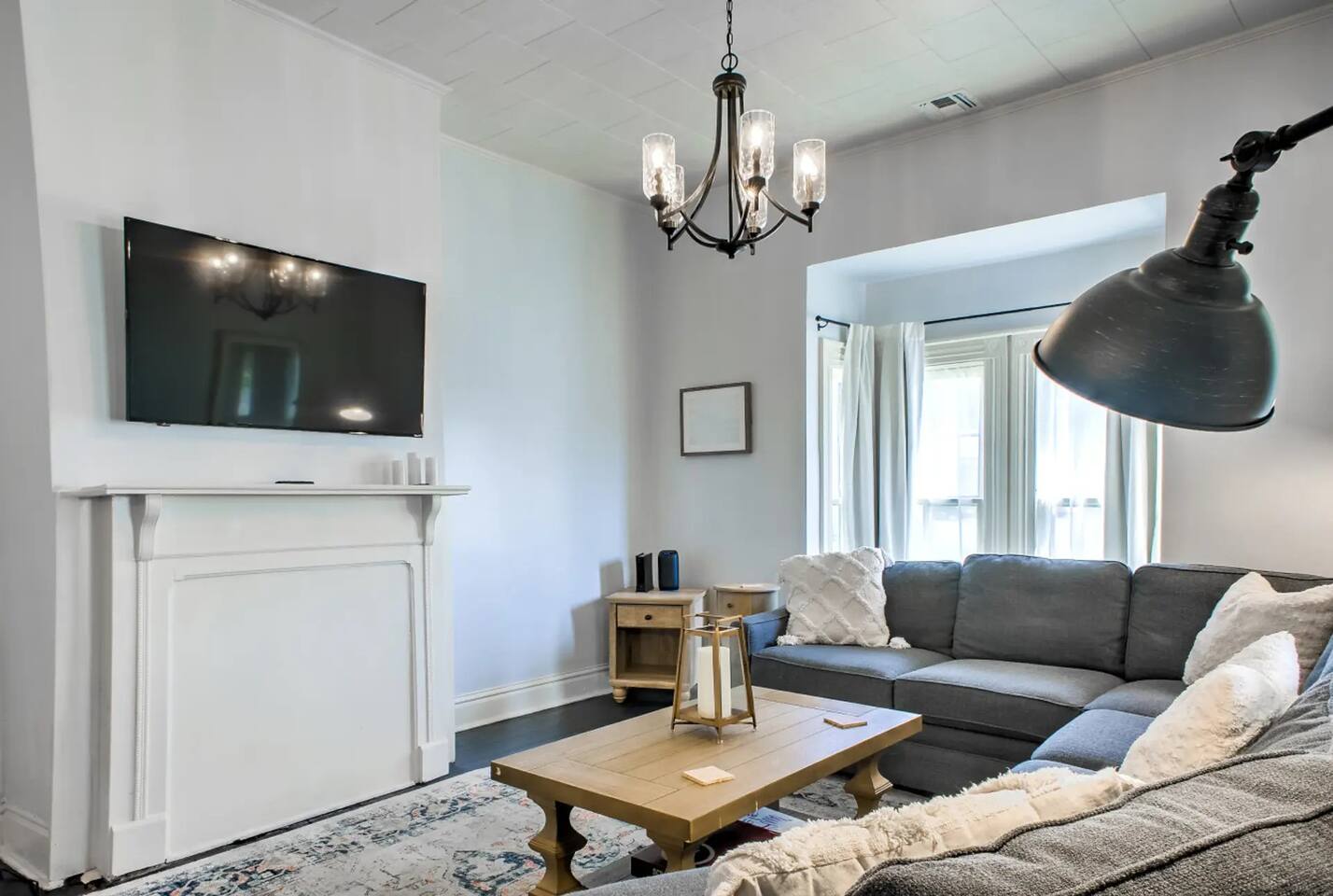 Smart TV and excellent lighting for reading