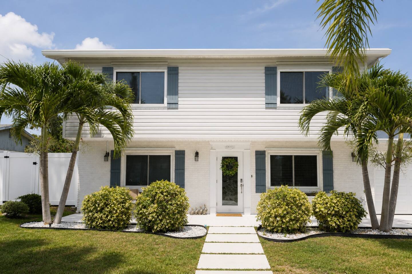 The Britannia Breeze-5 Min to Siesta Key, Sleeps 9
