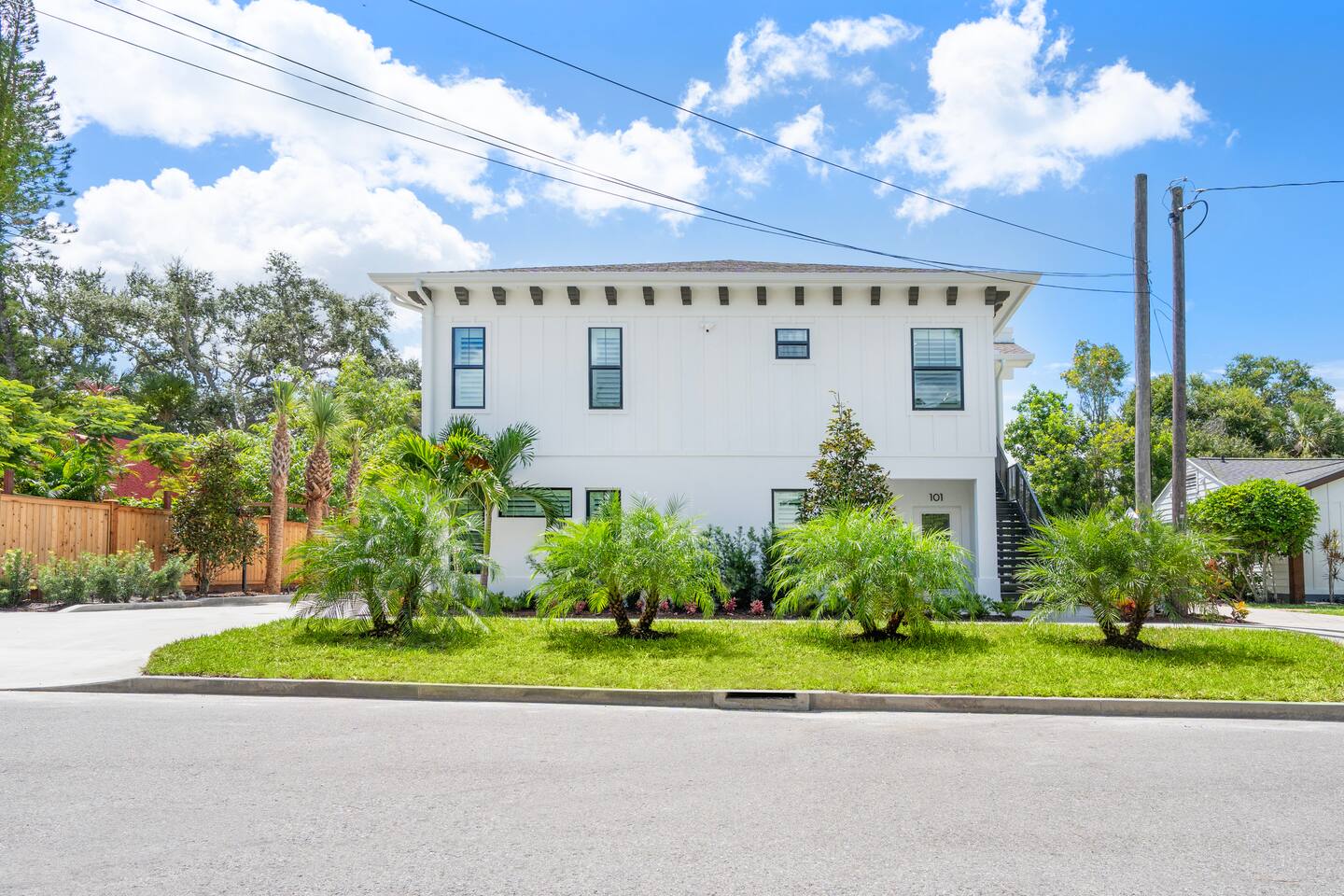 Sarasota Bay Duo Suites - Ringling Area, Sleeps 12