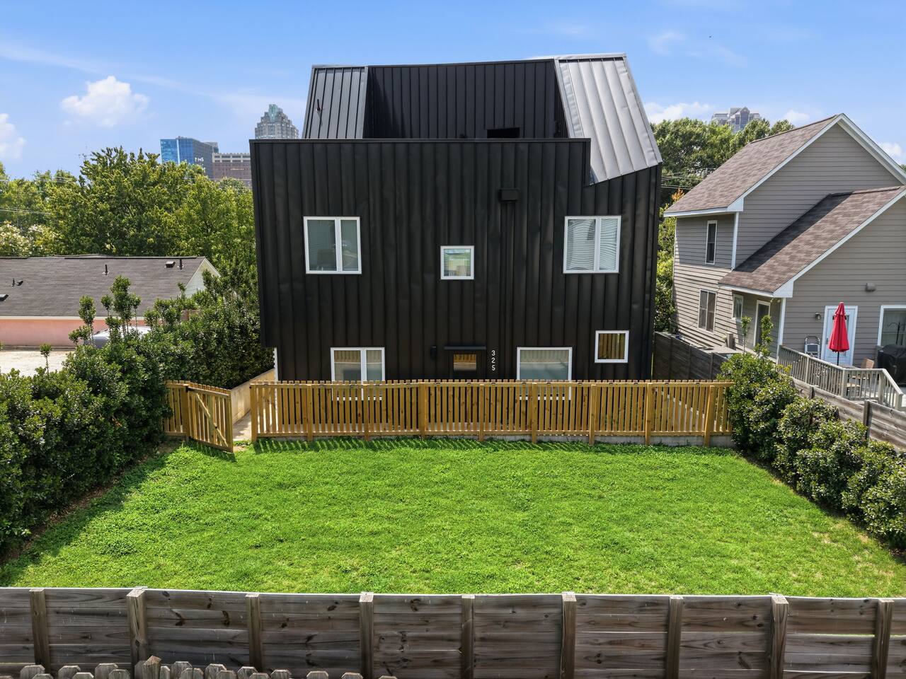 Backyard Bliss, Rooftop, Modern Flat, Pets OK!
