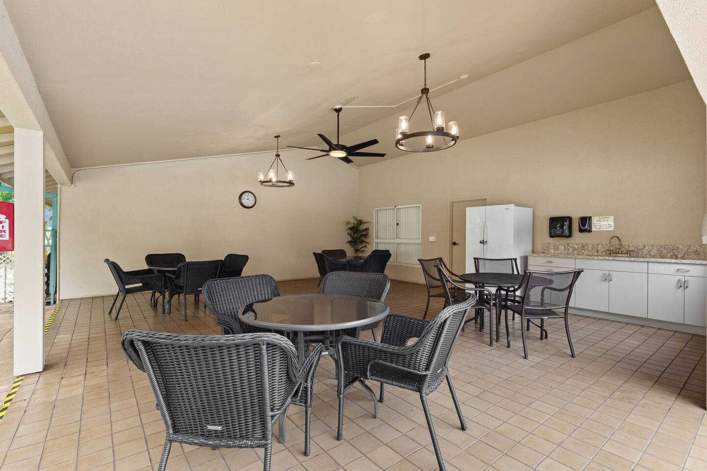 1BR/1BA high-rise condo in Salt Lake, pool + BBQ
