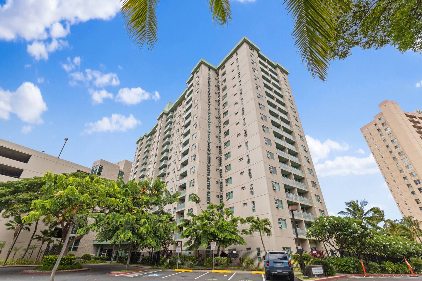 1BR/1BA high-rise condo in Salt Lake, pool + BBQ