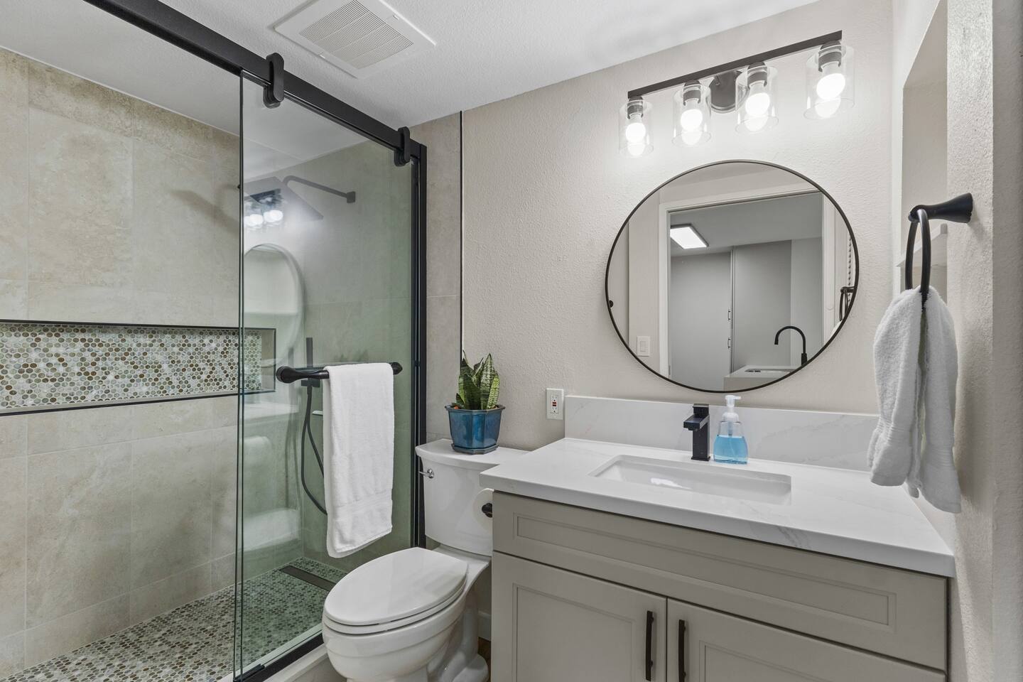 1BR/1BA high-rise condo in Salt Lake, pool + BBQ