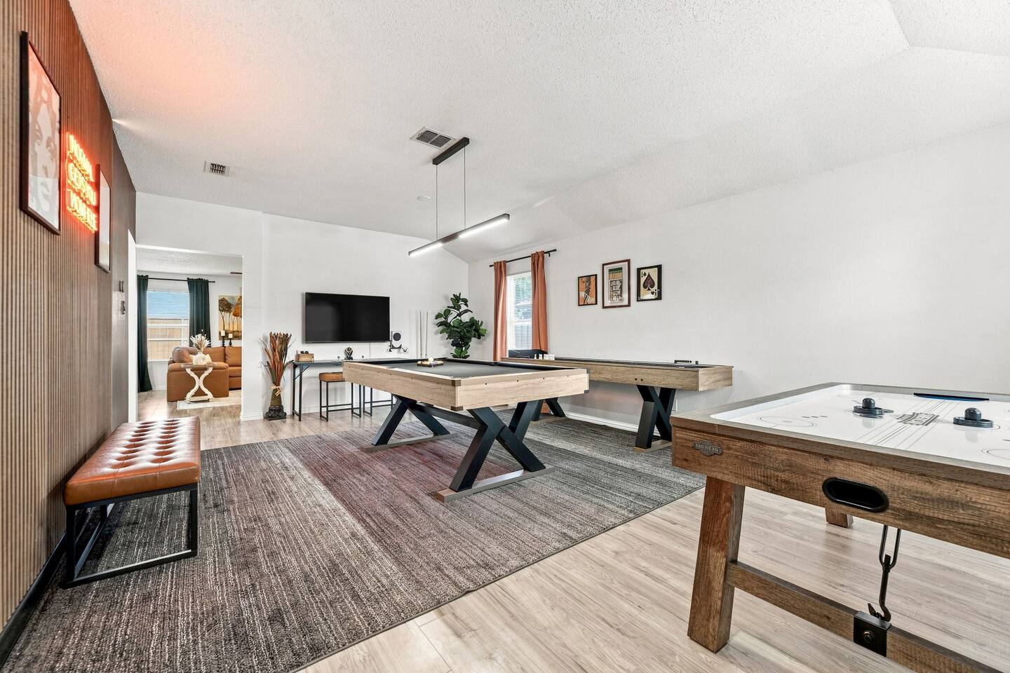 Family Fun| Hot Tub | Game Room | Sleep 8| 2 Kings