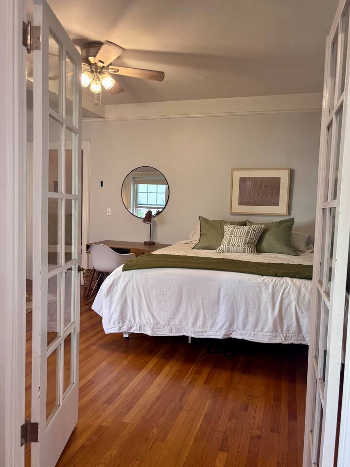 Sunny Studio | 23rd Ave +Trader Joe's + Parking