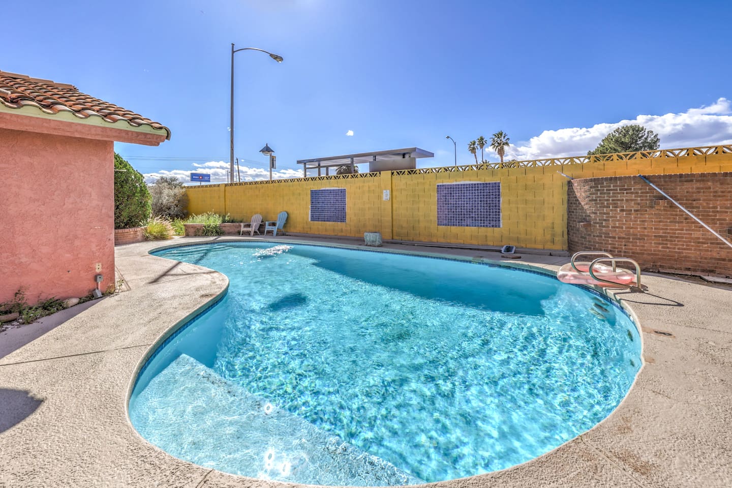 12 Beds, Pets, Pool, Games, 8 mins to strip