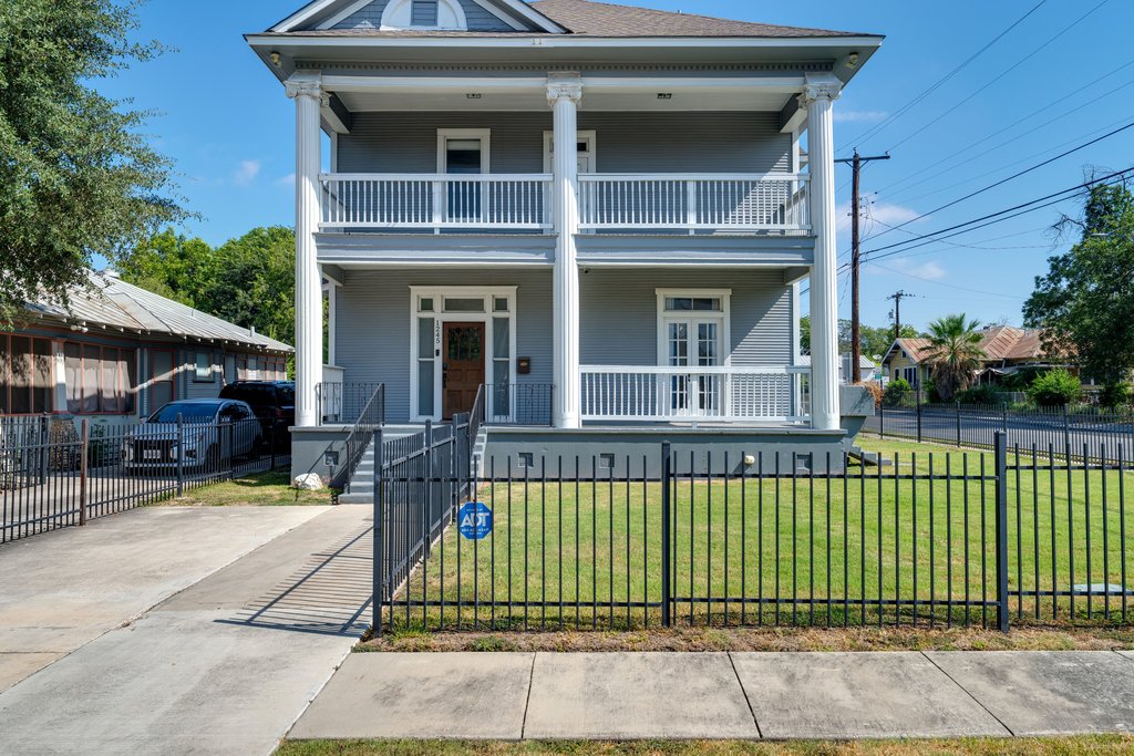 NEW! 3BR Victorian | Grand Porches, Dignowity Hill