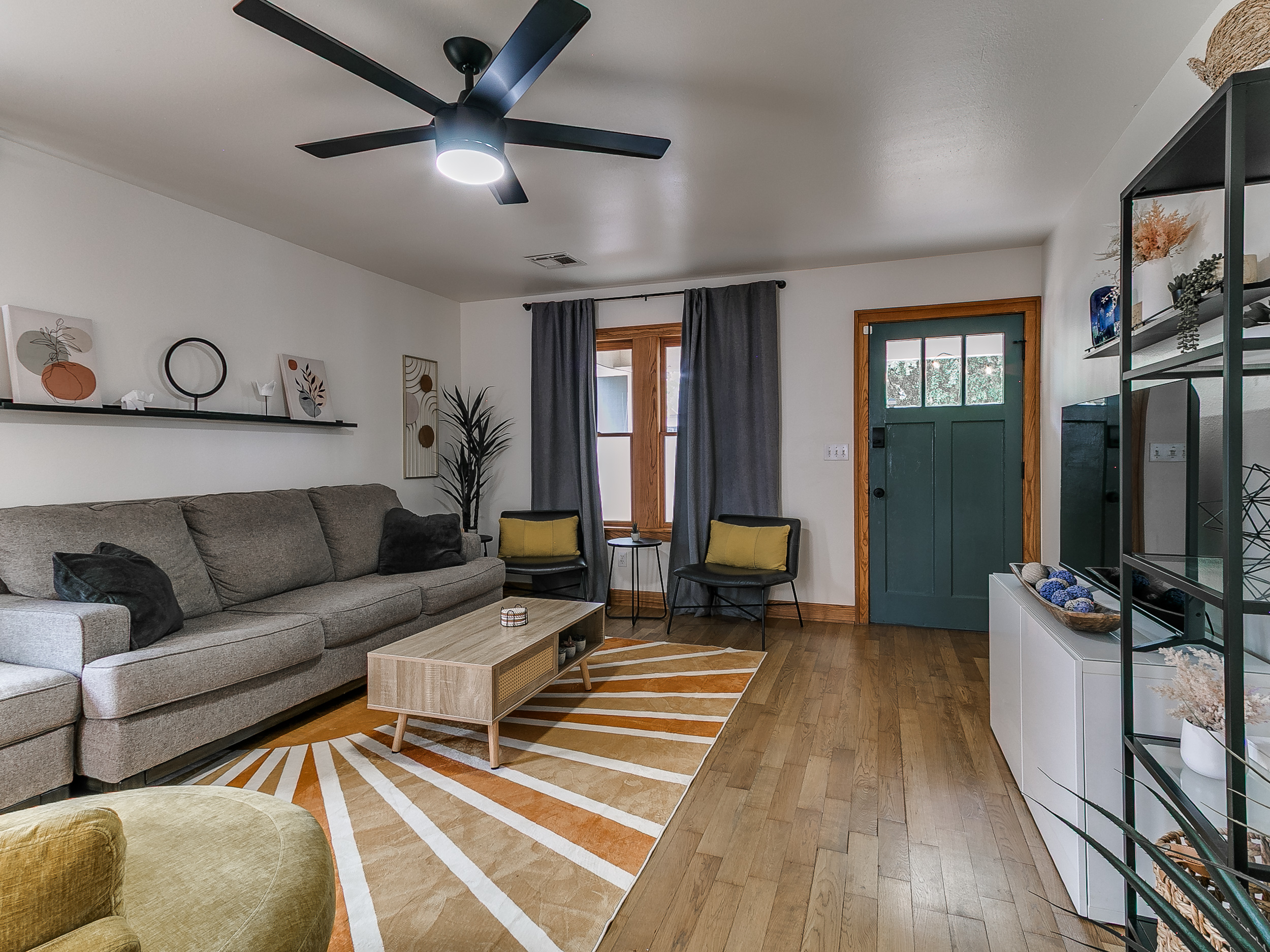 Walk to Paseo & Uptown | King Suite + Fenced Yard