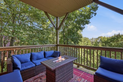 Sink into the deep blue cushions around the fire table and let the evening slow right down. The covered corner of the lower deck looks out into the forest canopy, a sheltered spot for late conversations, a nightcap, or a quiet morning read.