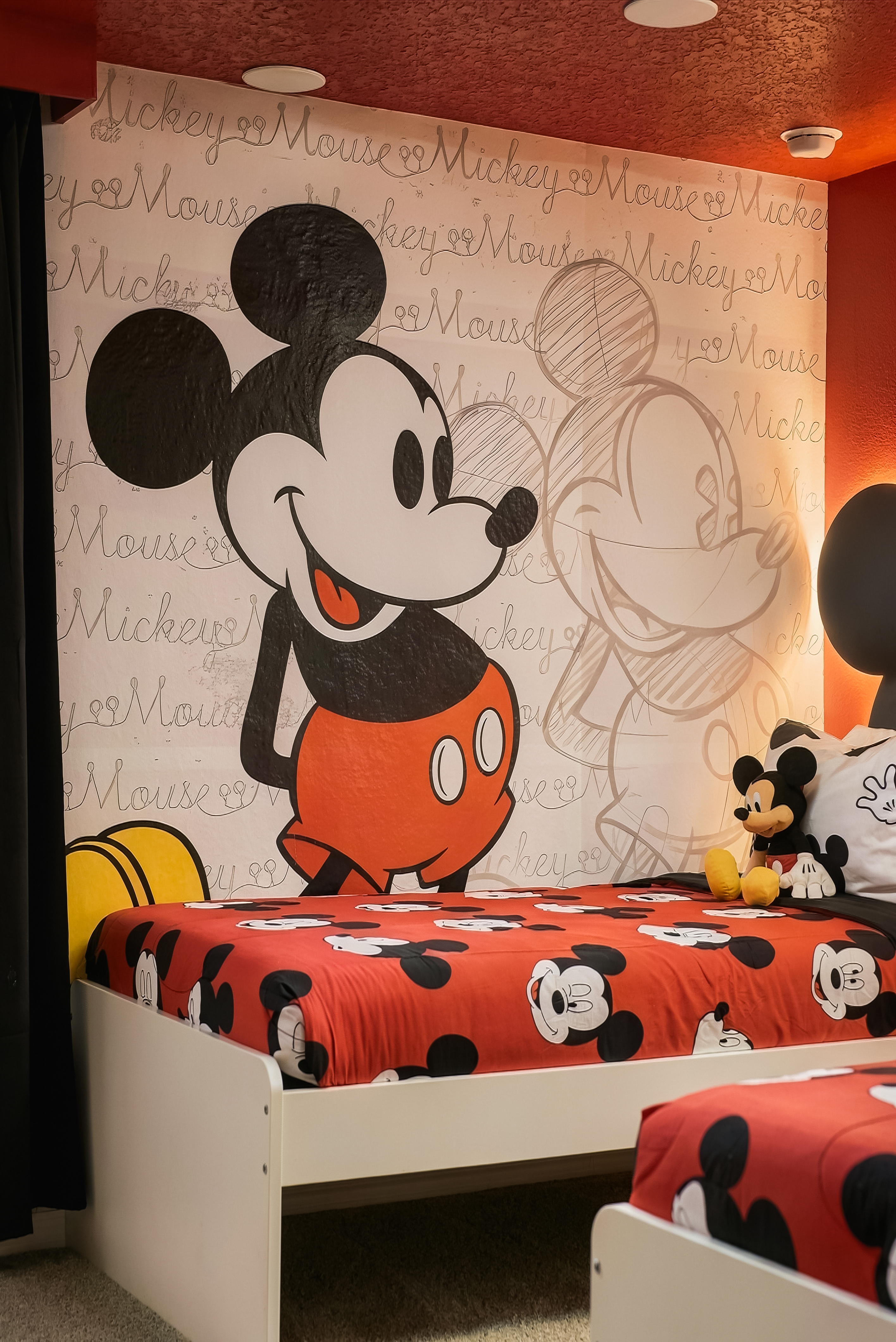 Playful Mickey Mouse kids’ room with bold mural and matching bedding