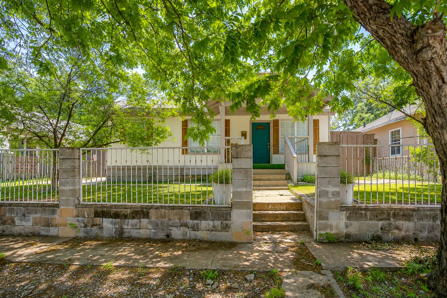 Dallas Home + Guest House | Sleeps 21