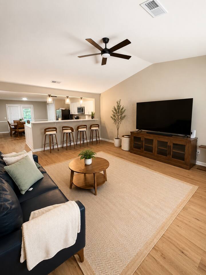 Modern Townhome 3 Bedrooms • 3 Full Baths • Garage