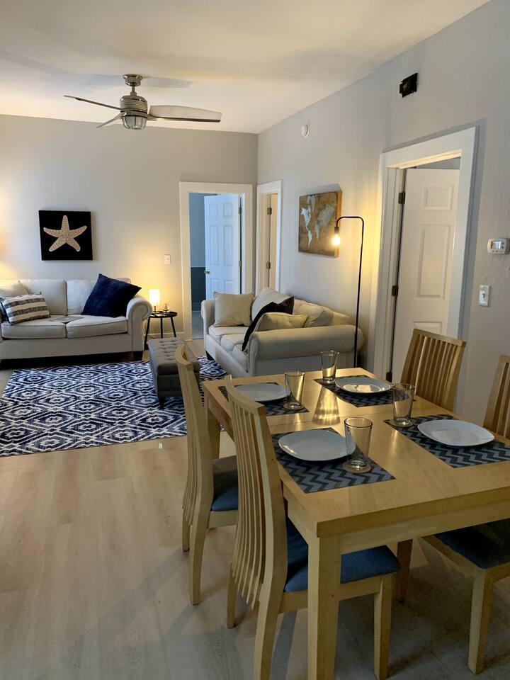 Inviting 2/2 BR - Walk to Town