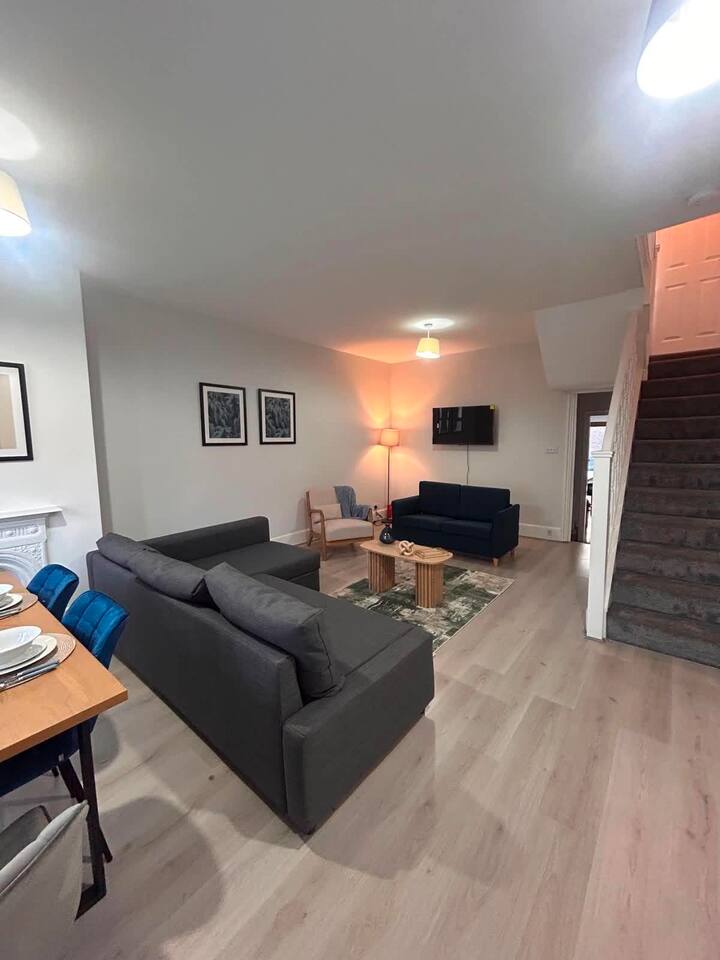 #196 Spacious & Stylish Wolverhampton-Sleeps 10-11