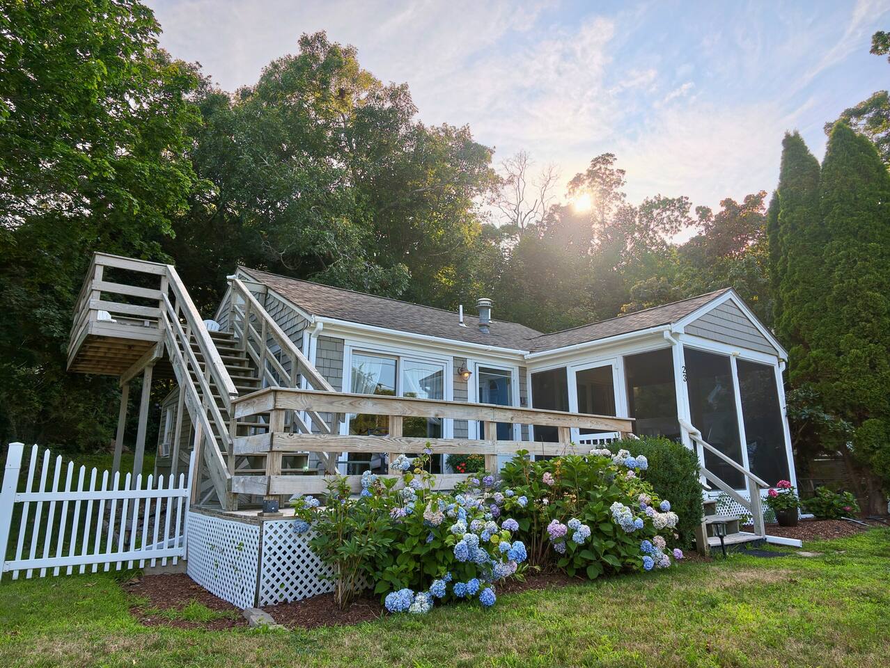 Cozy cottage on a quiet lane, walk to the beach.