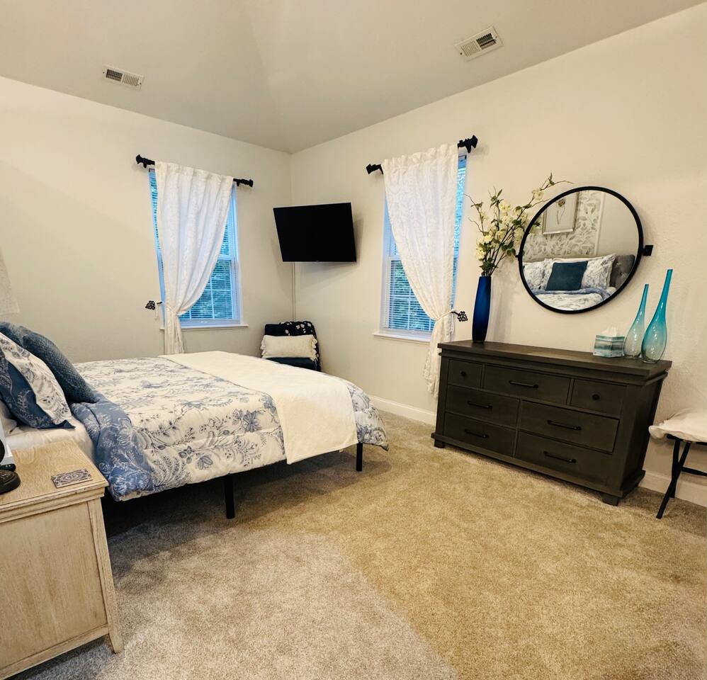Couples Escape! King Bed - Hot Tub - Lake View