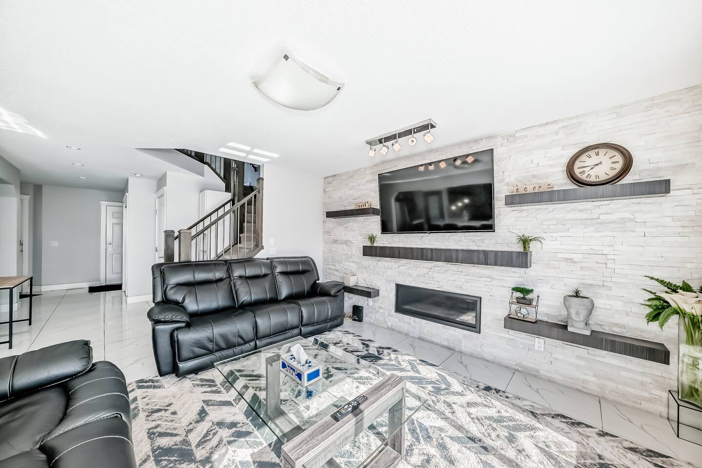 4BR Spacious Home | Free Parking | KING Bed