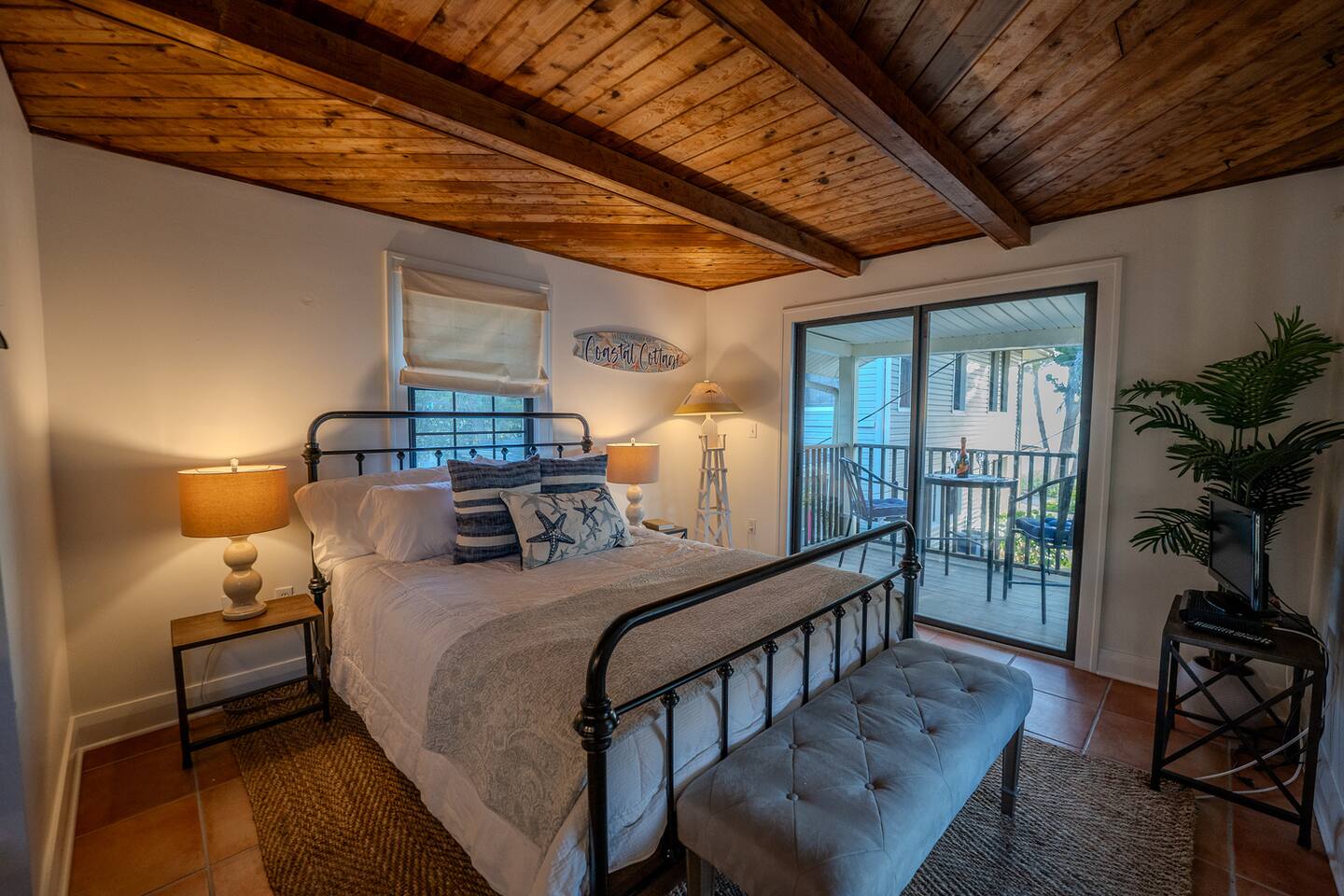 Upper Unit B- Studio with a Queen and smart TV