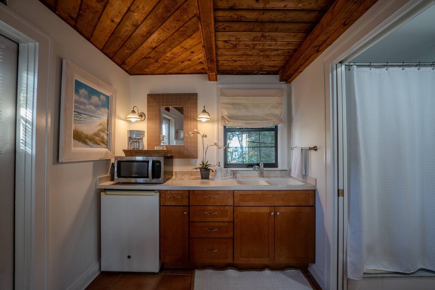 Upper Unit B- Kitchenette