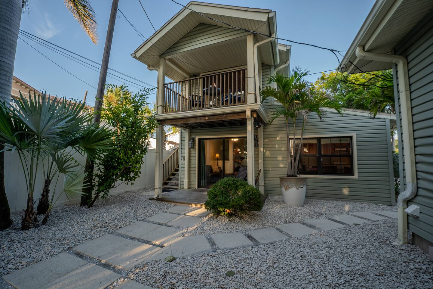 Lower Unit A -1 Queen Bed, Full Kitchen, Full Bath, Living Room w/ Sleeper Sofa.   Upper Unit-B Studio w/ Queen Bed, Kitchenette and Bath