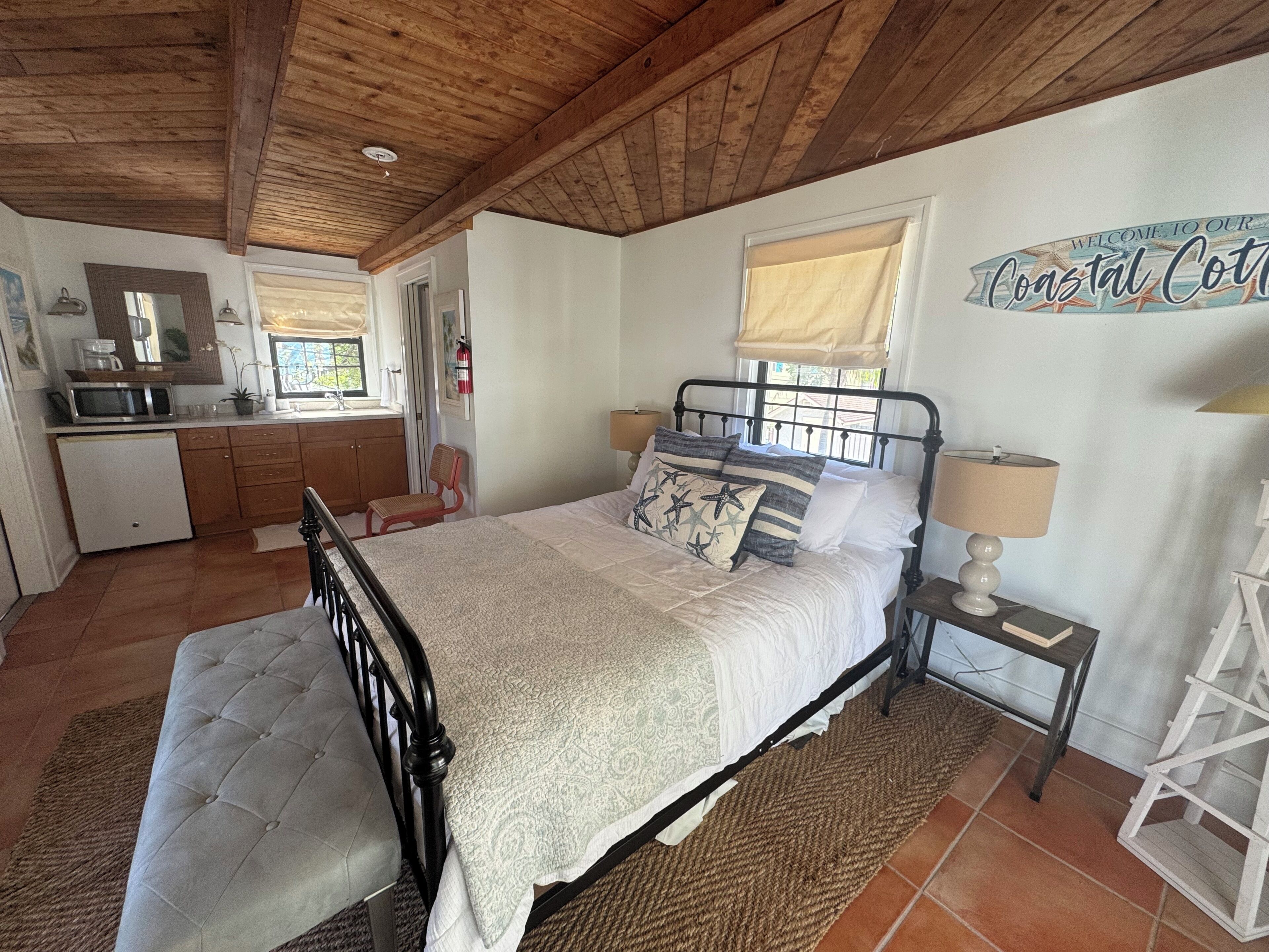 Upper Unit B- Cozy Studio with Queen Bed and Kitchenette