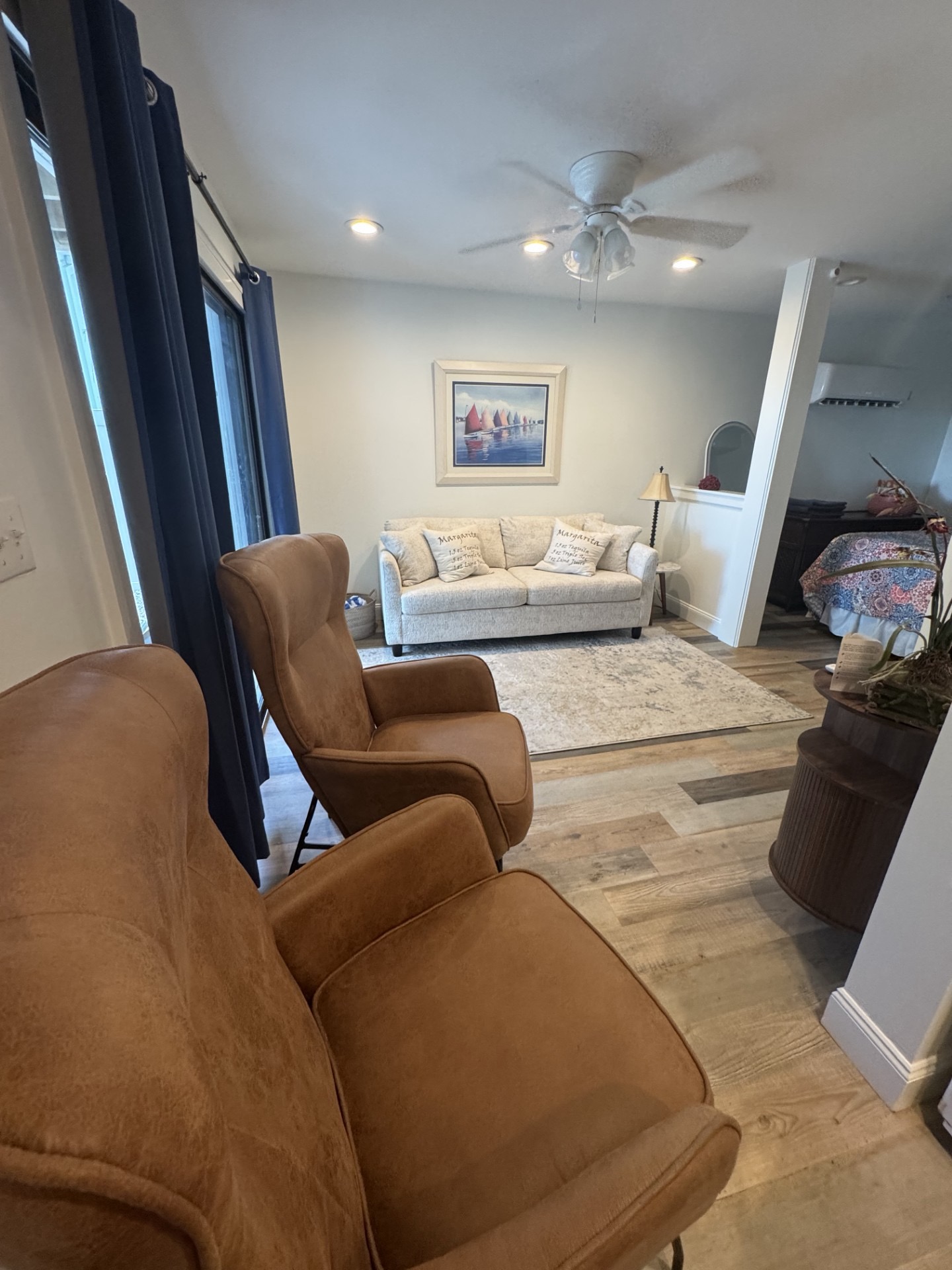 Cozy, light-filled lounge with stylish seating and a warm, homey feel