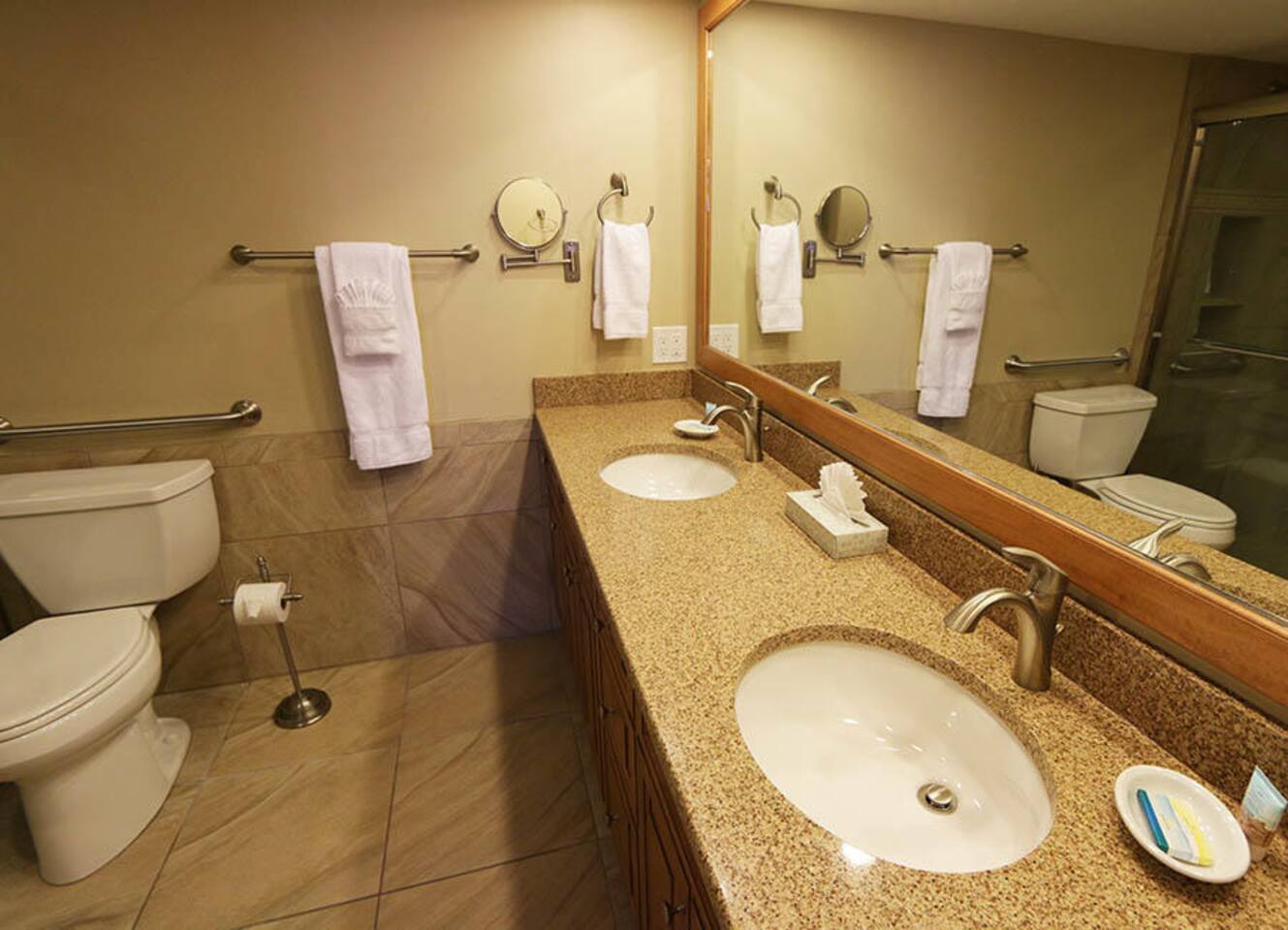EAGLE'S NEST RESORT/HOTEL MARCO ISLAND! RESORT BATHROOM