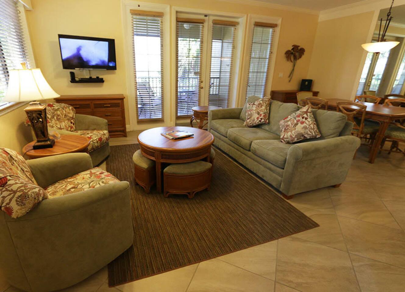 EAGLE'S NEST RESORT/HOTEL MARCO ISLAND! LIVING AREA VIEW