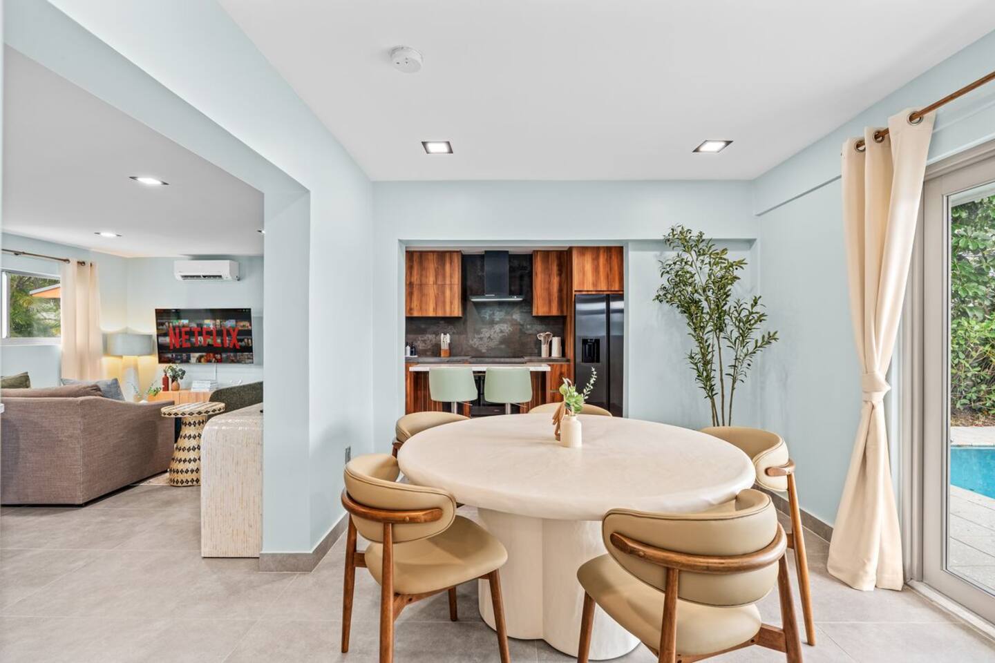 Enjoy meals with beautiful pool views, creating the perfect setting for family dinners or relaxing gatherings.