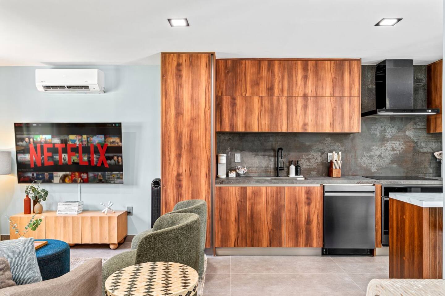 A well-equipped kitchen designed to make your stay feel right at home. With cooking essentials close at hand and the living room directly connected, it’s a natural spot for both everyday meals and shared moments.