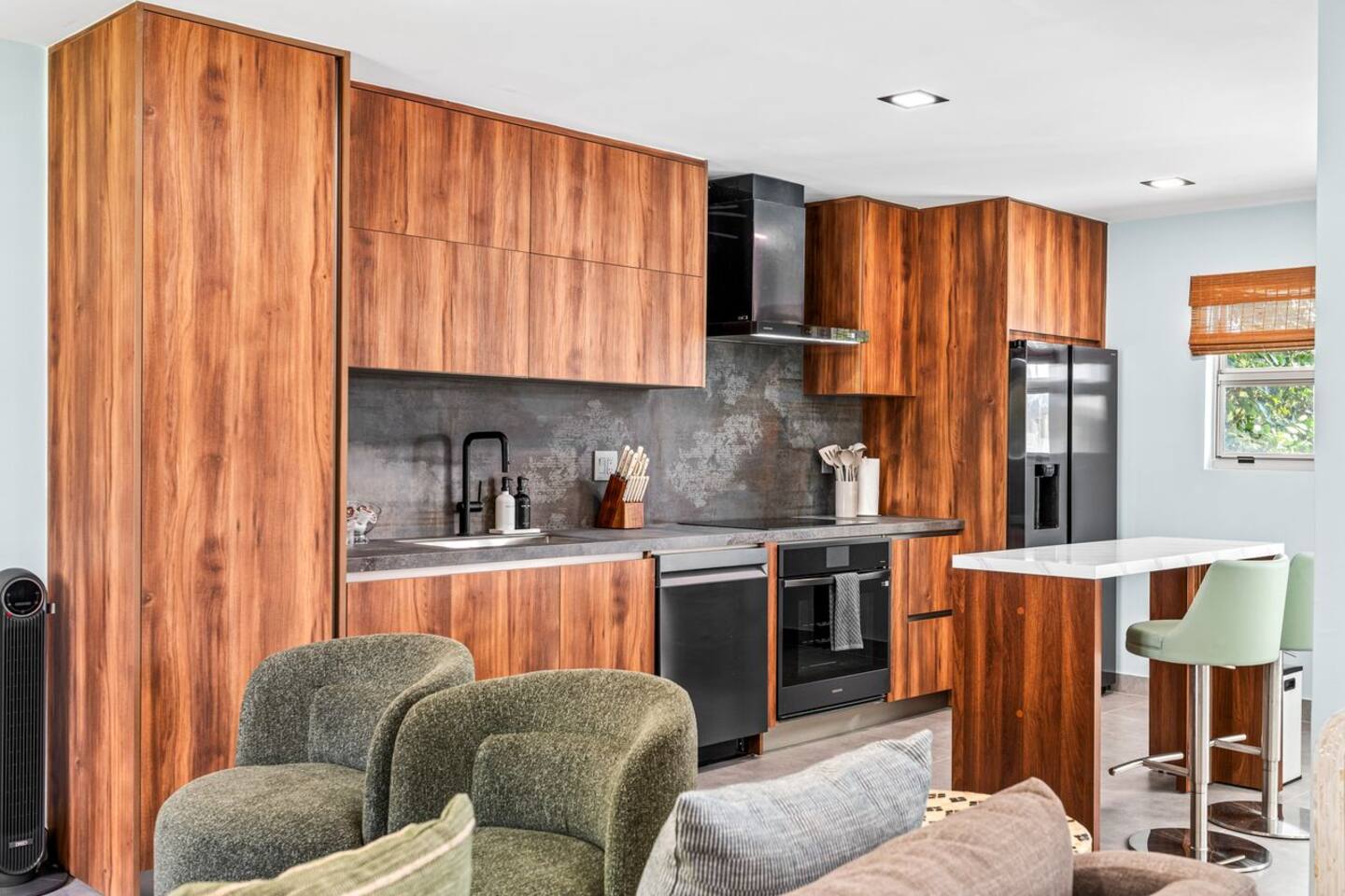 With its complete kitchen setup and welcoming atmosphere, this space makes it easy to enjoy a meal, prepare a quick snack, or start your morning with a cup of coffee.